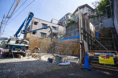 İnşaat alanı manzarası. Tokyo, Japonya 'da bir apartman inşaatı