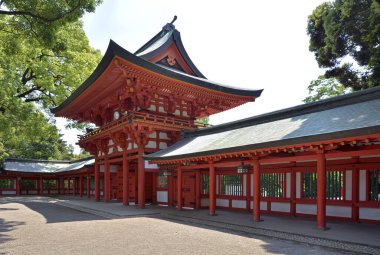 Güzel antik Japon tapınağının manzaralı görüntüsü.