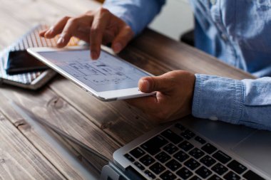 Modern tablet aygıtı kullanan işadamlarının yakın plan görüntüsü