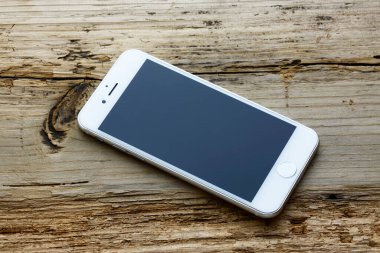 Ahşap masa üstünde Smartphone