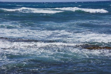 Güzel kayalık deniz manzarası