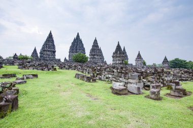 Prambanan, Endonezya 'nın güneyindeki Yogyakarta Özel Bölgesi' nde bulunan 9. yüzyıl Hindu tapınağı yerleşkesi, Trimrti 'ye adanmış, Tanrı' nın Yaratıcı (Brahma), Koruyucu (Vishnu) ve Yok Edici (Shiva) olarak adanmıştır.)