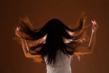 Gün batımında uzun saçlı güzel bir Asyalı kadın. 