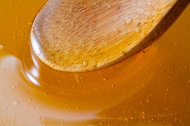 Bal ve kaşığın yakın görüntüsü. Makro fotoğrafçılık