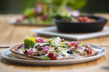 Lezzetli renkli gurme pizza servisi.