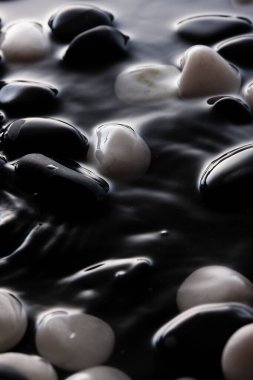 siyah ve beyaz çakıl taşları ve su yüzeyi, gevşeme arka planı          