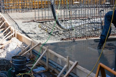 İnşaat alanında çelik takviyesi kullanılıyor. 