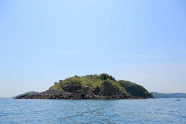 Yeşil dağlı deniz kıyısı 