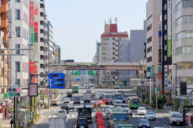Güneşli bir günde yoğun trafik olan Tokyo şehri sokak manzarası 