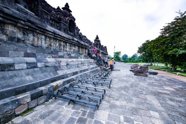 Prambanan, Endonezya 'nın güneyindeki Yogyakarta Özel Bölgesi' nde bulunan 9. yüzyıl Hindu tapınağı yerleşkesi, Trimrti 'ye adanmış, Tanrı' nın Yaratıcı (Brahma), Koruyucu (Vishnu) ve Yok Edici (Shiva) olarak adanmıştır.)