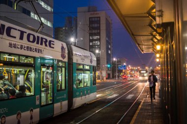 Şehir ulaşımı devrede. Japon demiryolu hattı şehir merkezinden geçiyor..
