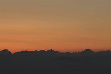 Gün batımında güzel bir dağ manzarası. doğa arkaplanı