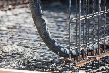 İnşaat alanında çelik takviye ve beton kullanılmış. 