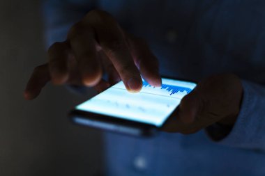 Modern akıllı telefon aygıtı kullanan kişinin yakın görüntüsü