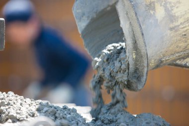 İnşaat alanında beton döşeme
