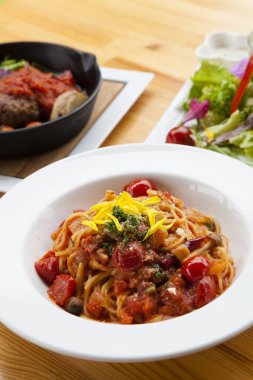 Domates soslu leziz spagetti bolonezi 