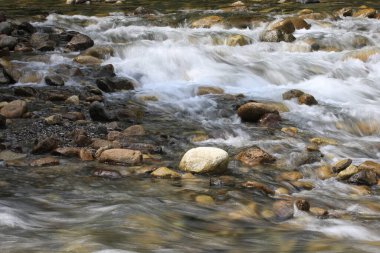 Kayalarla dolu güzel bir dere manzarası.