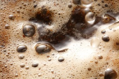 Arka planda köpüklü kahve, kapat.