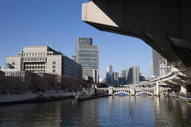 Güneşli bir günde Tokyo şehir manzarası ve nehir manzarası