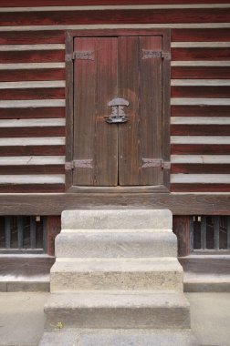 Güzel antik Japon tapınağının manzaralı görüntüsü.