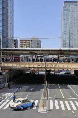 Tokyo şehrinde sokak trafiğinin perspektifi.
