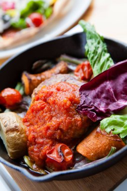 Sebze ve bitkilerle pişirilmiş lezzetli et.