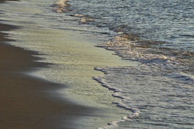 Gün batımında güzel deniz dalgaları