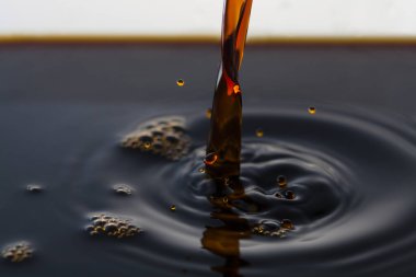 Soya sosu döküyorum. Görüntüyü kapat