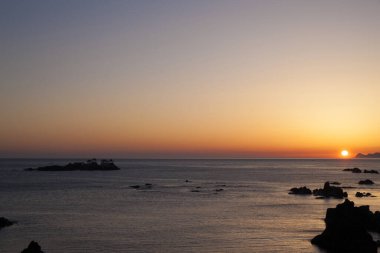 Denizde güzel bir gün batımı. doğa arkaplanı