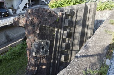 Açık havada geometrik desenli soyut beton heykel