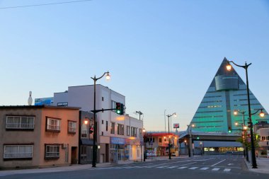 Aomori şehrinin akşam sokak manzarası, Aomori Bölgesi, Japonya