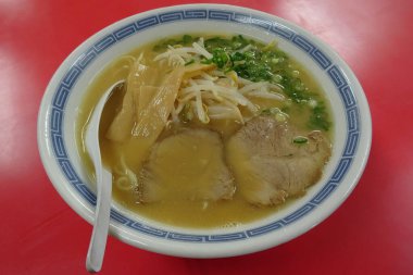 Lezzetli Asya yemeklerini çorbayla kapatın.