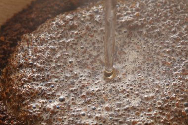 Arka planda köpüklü kahve, kapat.