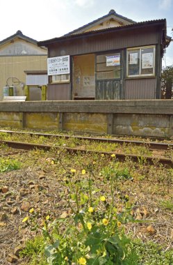 Japon şehrindeki eski tren istasyonunun gündüz görüşü