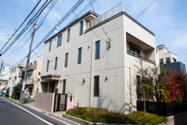 Japonya 'da güneşli bir günde modern bir ev