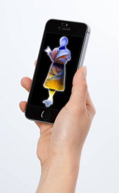 Modern akıllı telefon aygıtı kullanan kişinin yakın görüntüsü