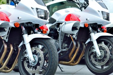 Japonya 'da şehir caddesinde polis motosikletleri park ediyor. 