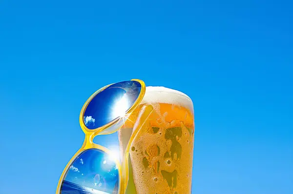 Vaso Con Sol Cerveza —  Fotos de Stock