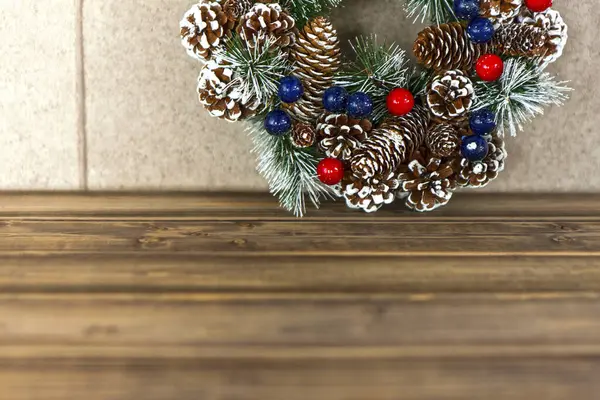 Kranz Aus Weihnachtsschmuck Auf Holzgrund — Stockfoto