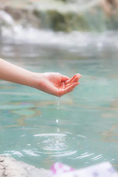 Recortado Disparo Mujer Relajante Japonés Onsen Baño Aguas Termales —  Fotos de Stock