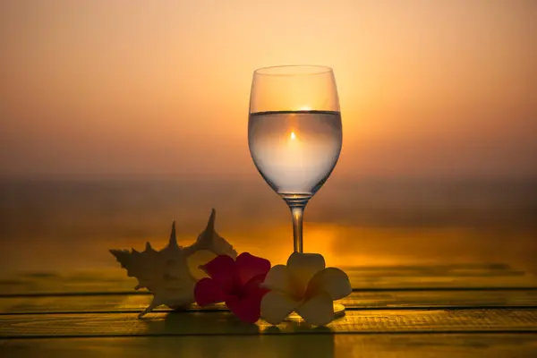 Sfondo Estivo Con Fiori Plumeria Conchiglia Bicchiere Vino Con Acqua — Foto Stock