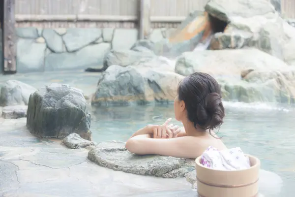 Jovem Mulher Relaxante Japonês Onsen Banheira Primavera Quente — Fotografia de Stock