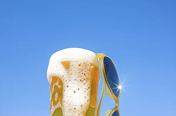 Vaso Cerveza Con Las Gafas Sol —  Fotos de Stock
