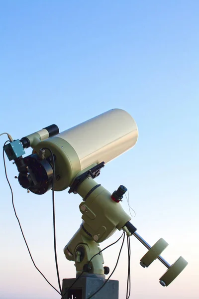 Astronomisches Teleskop Und Blauer Himmel — Stockfoto