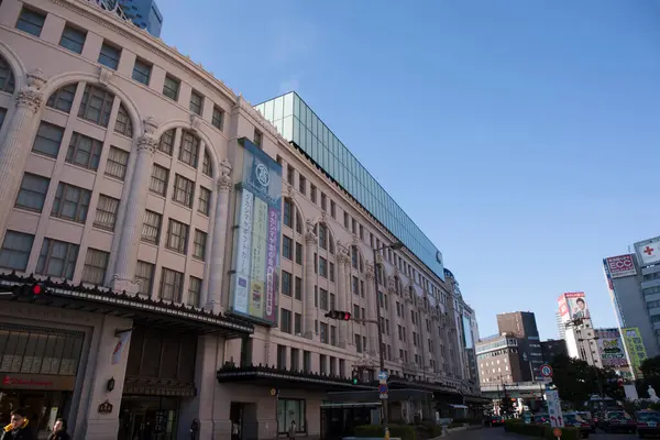 Mavi gökyüzü karşı modern şehir binaları