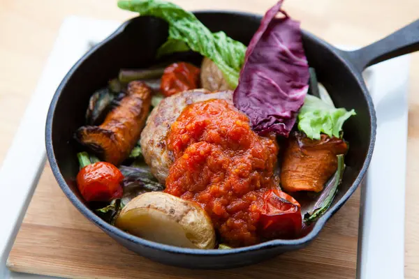Délicieuse Viande Cuite Avec Des Légumes Sauce Tomate — Photo
