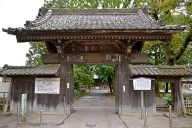 Güzel antik Japon tapınağının manzaralı görüntüsü.