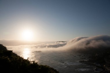 Güneşin doğuşundaki güzel deniz manzarası.
