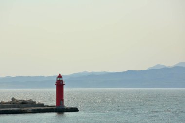Deniz kıyısındaki kırmızı fener manzarası 