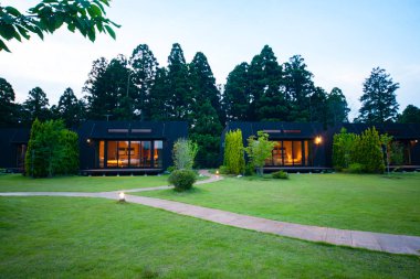 Akşamları yeşil çimenli modern kır evleri.